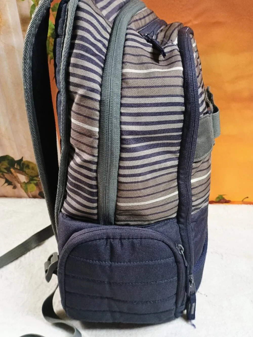 EUC VTG Skullcandy Navy Blue & Gray Striped Skateboard Backpack Tech Pocket